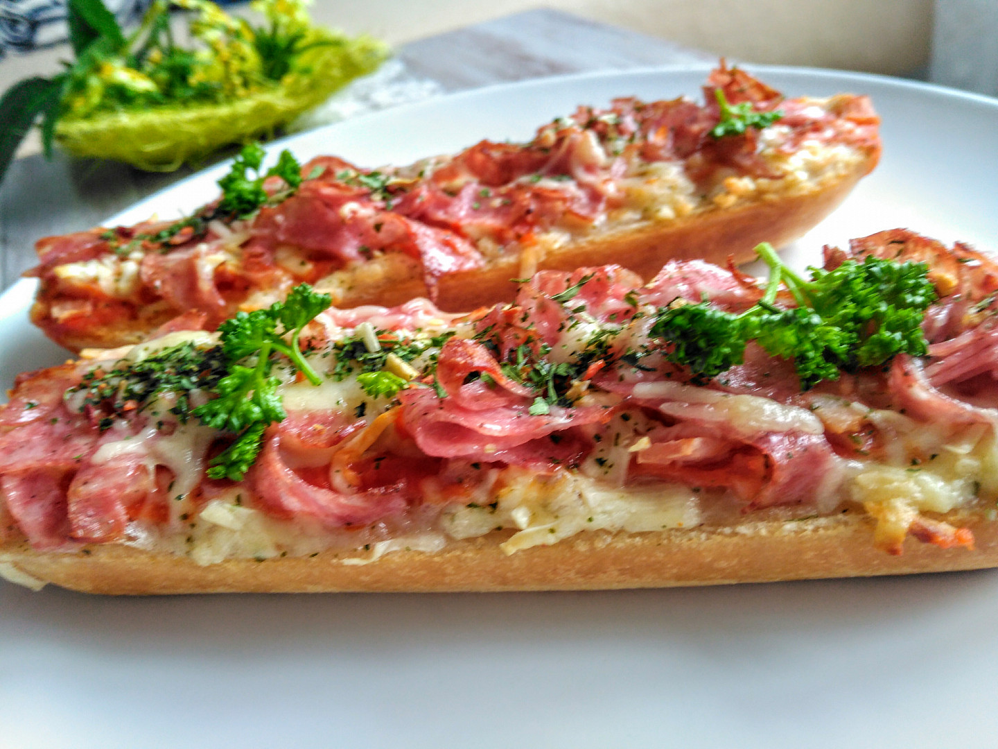 Zapečená bageta se zauzenou šunkou a sýrem_5ff6c84b35ba5.jpeg