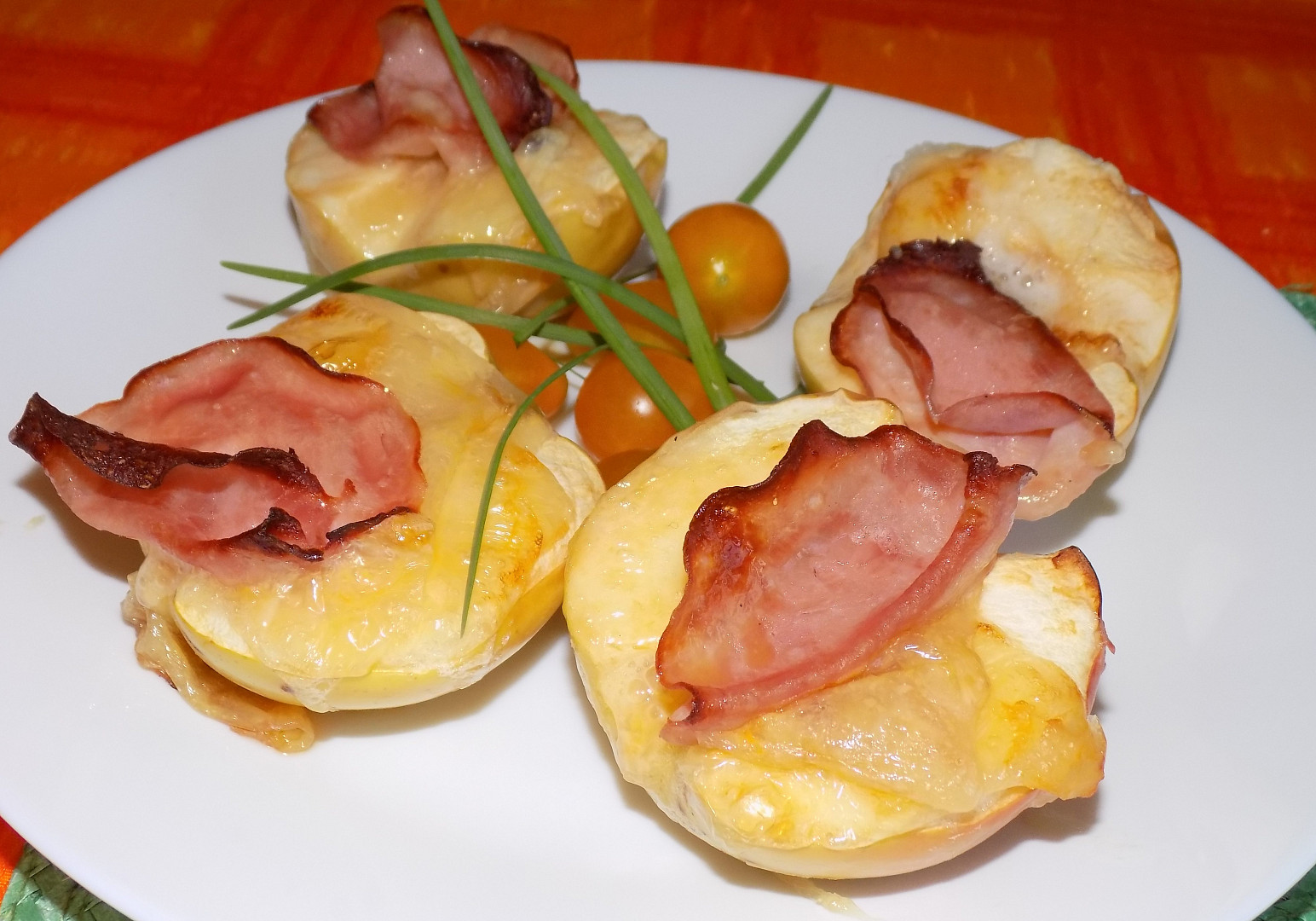 Zapečená jablka s tvarůžky