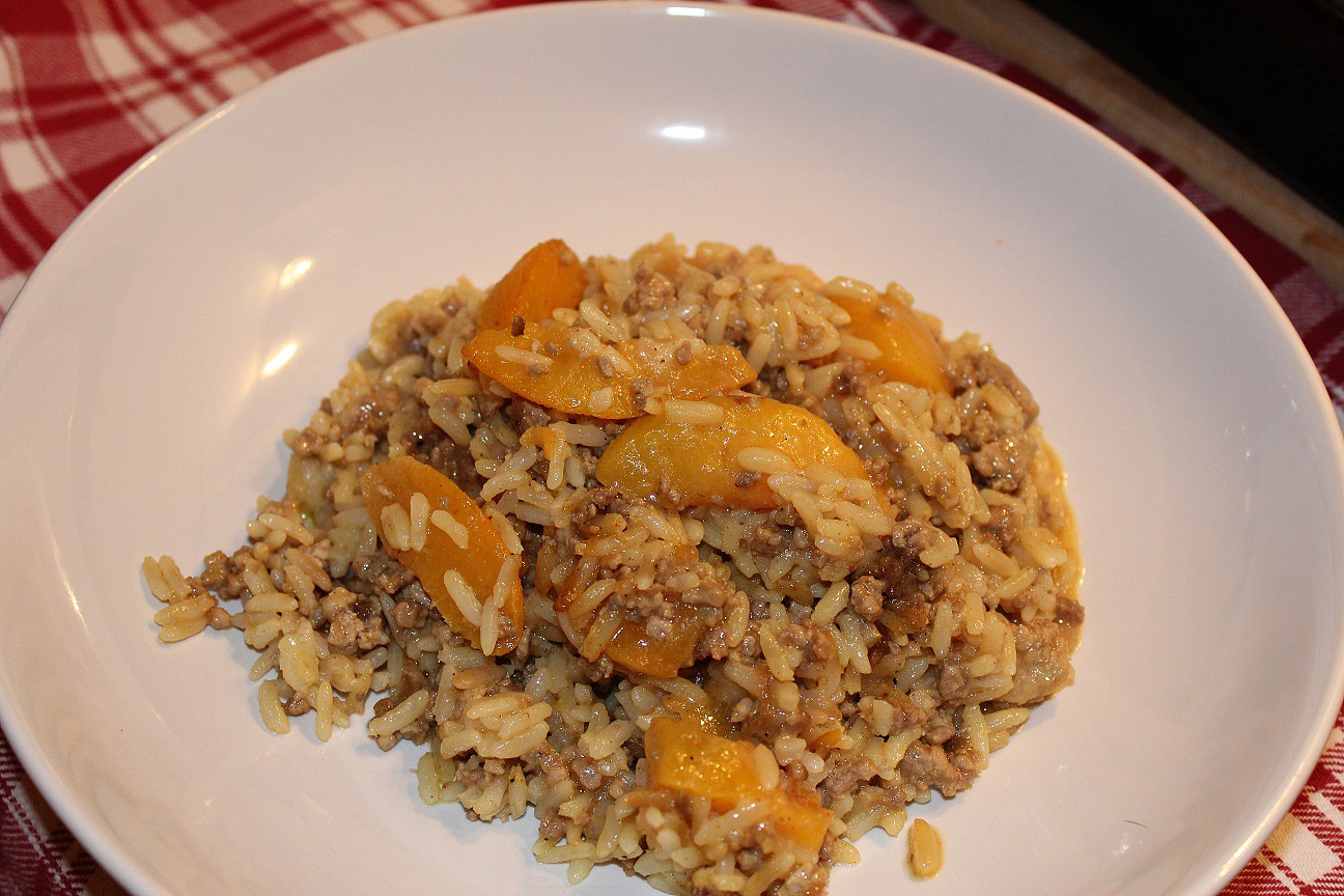 Zapečená rýže s mletým masem a broskvemi_5ff75b5fb679b.jpeg