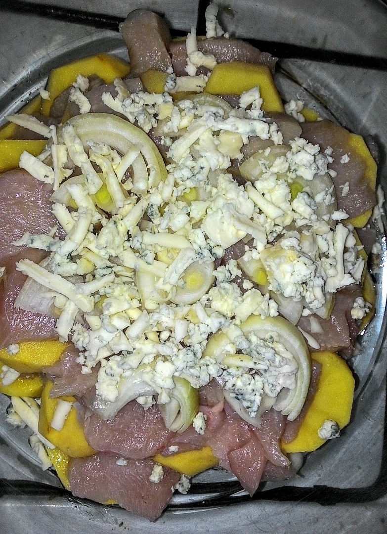 Zapečené brambory s kuřecím masem a Nivou