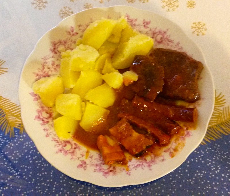 Zapečené hovězí maso s párkem, anglickou a kečupem_5ff7b3085e46a.jpeg
