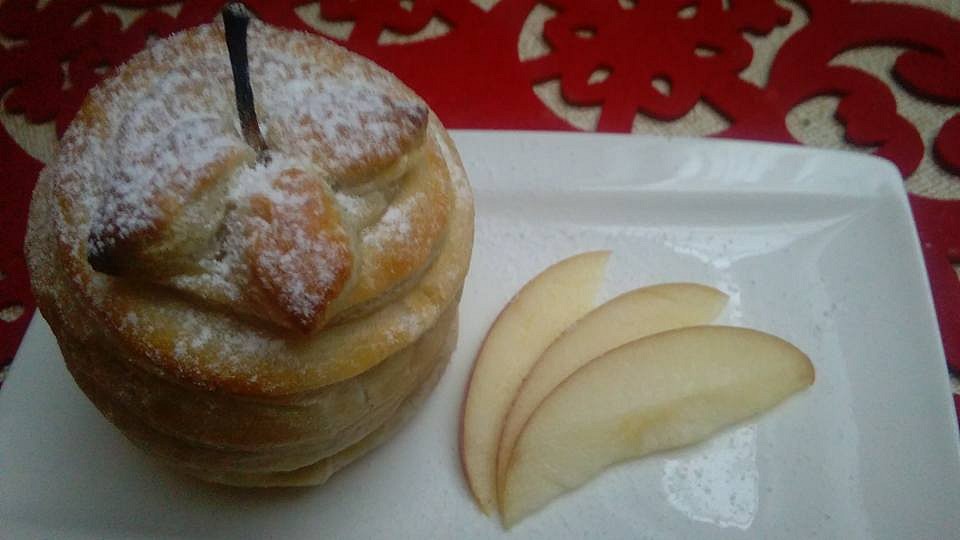 Zapečené jablko plněné čokoládou v listovém těstě