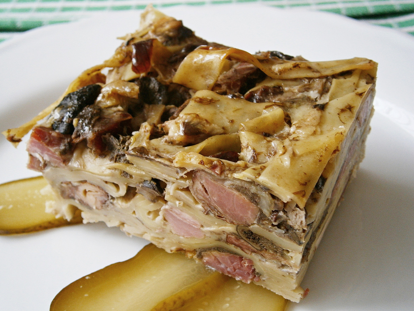 Zapečené nudle s houbami a uzeným