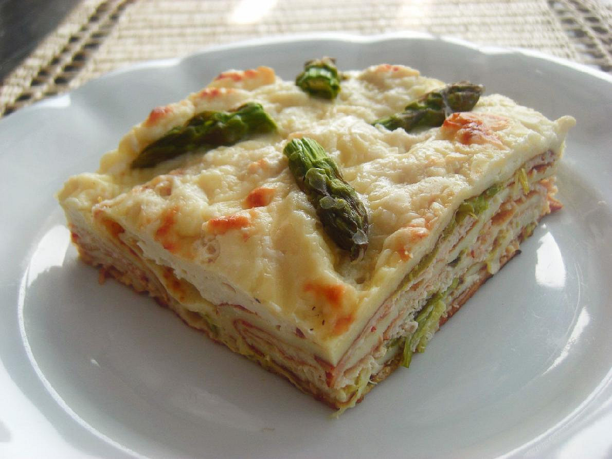 Zapečené palačinky plněné chřestovým bešamelem a šunkou