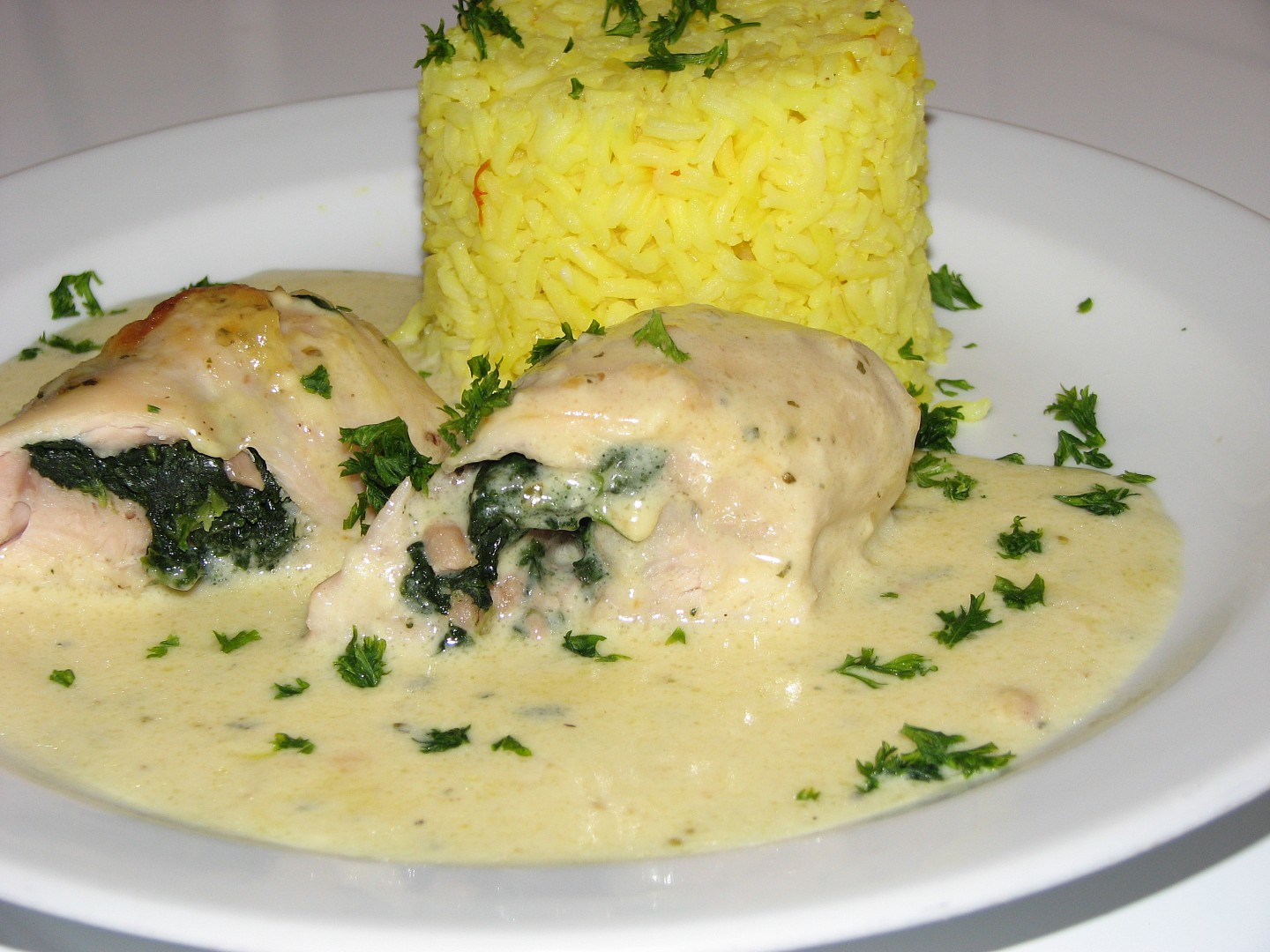 Zapečené, smetanové kuřecí závitky se špenátem a šafránovou rýží