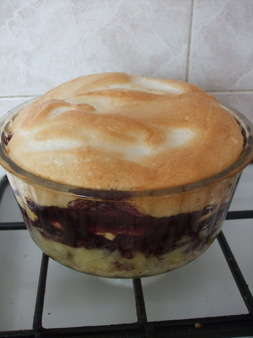 Zapečené těstoviny s borůvkovým džemem a peřinkou