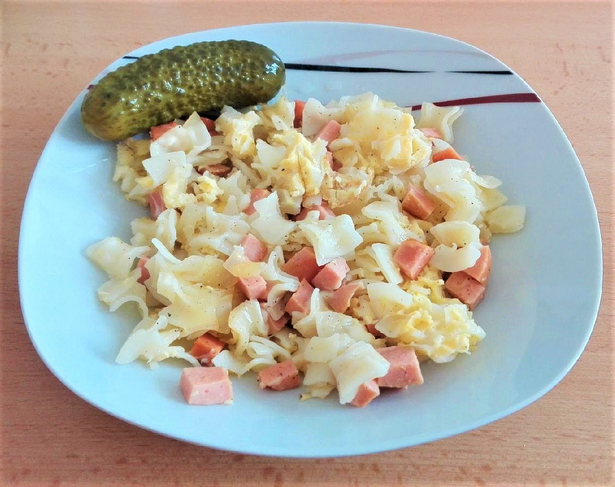 Zapečené těstoviny se salámem, sýrem a vajíčkem_5ff6c1354087a.jpeg