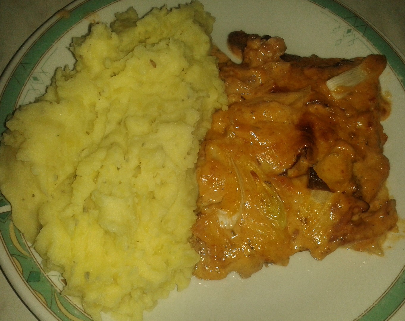 Zapečené vepřové plátky se slaninou, sýrem a smetanovou omáčkou