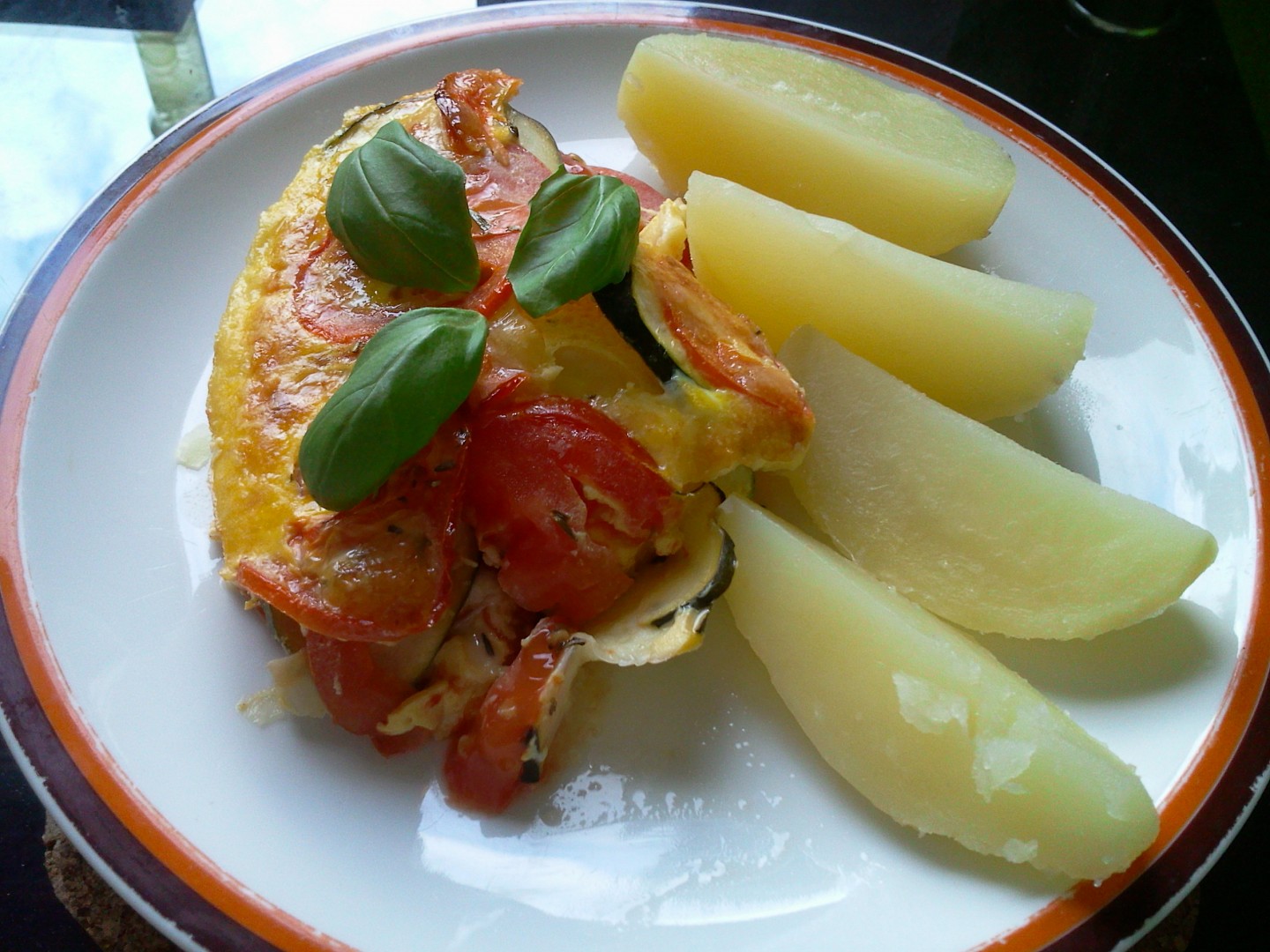 Zapečený lilek se sýrem, rajčaty a provensálským kořením_5ffa05715fb8a.jpeg