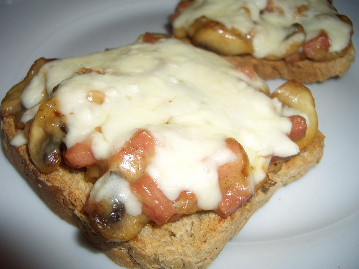 Zapečený toast se šunkou a žampiony_5ffe2effea64e.jpeg