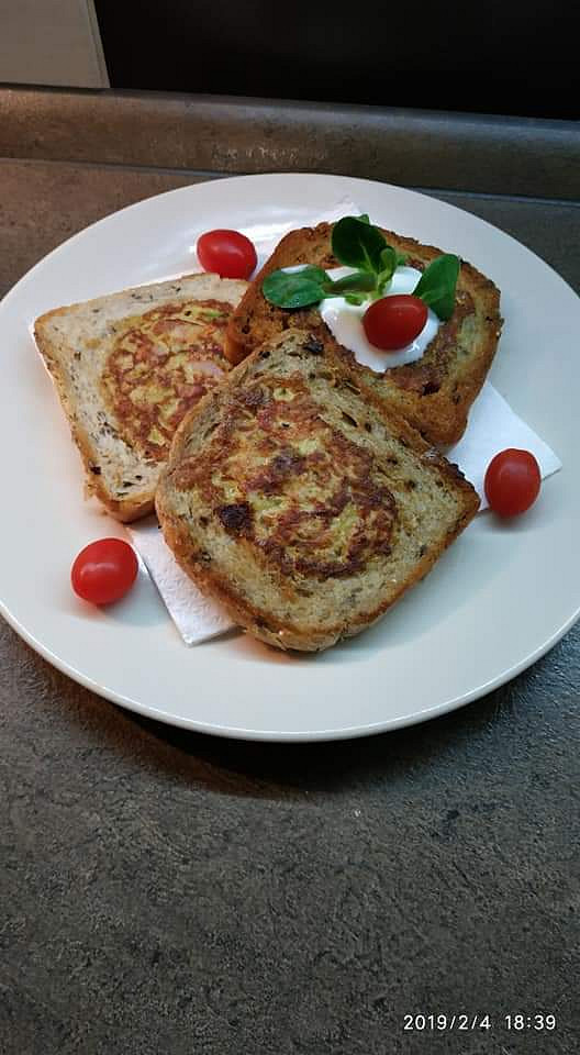 Zapečený toust se zeleninou, uzeným masem a mozzarellou