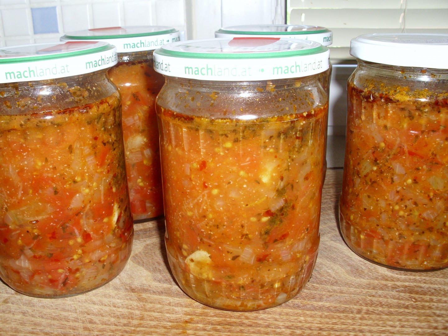 Zavařená rajčatovo bylinková omáčka