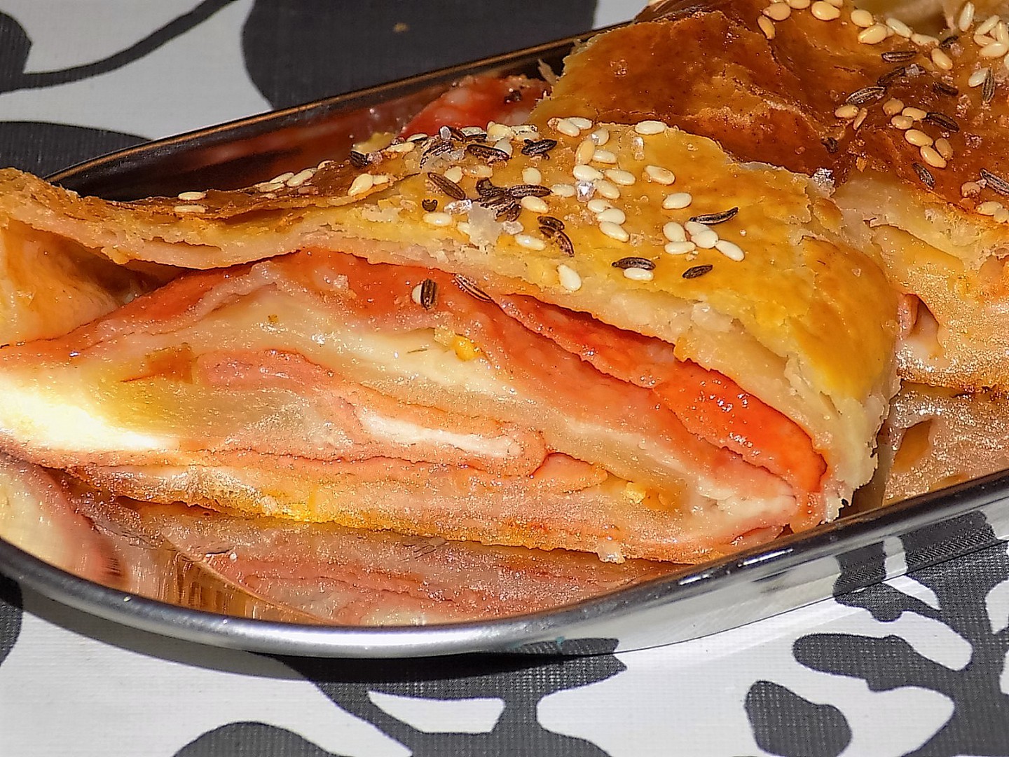 Závin z listového těsta se salámem a sýrem