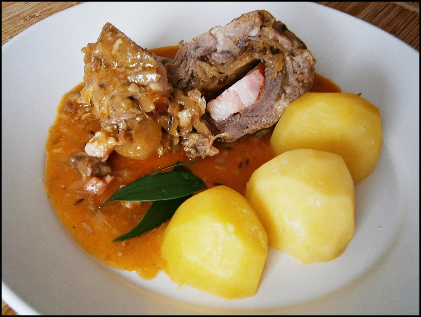 Závitky z krkovice se zelím a špekem,dušené v papiňáku