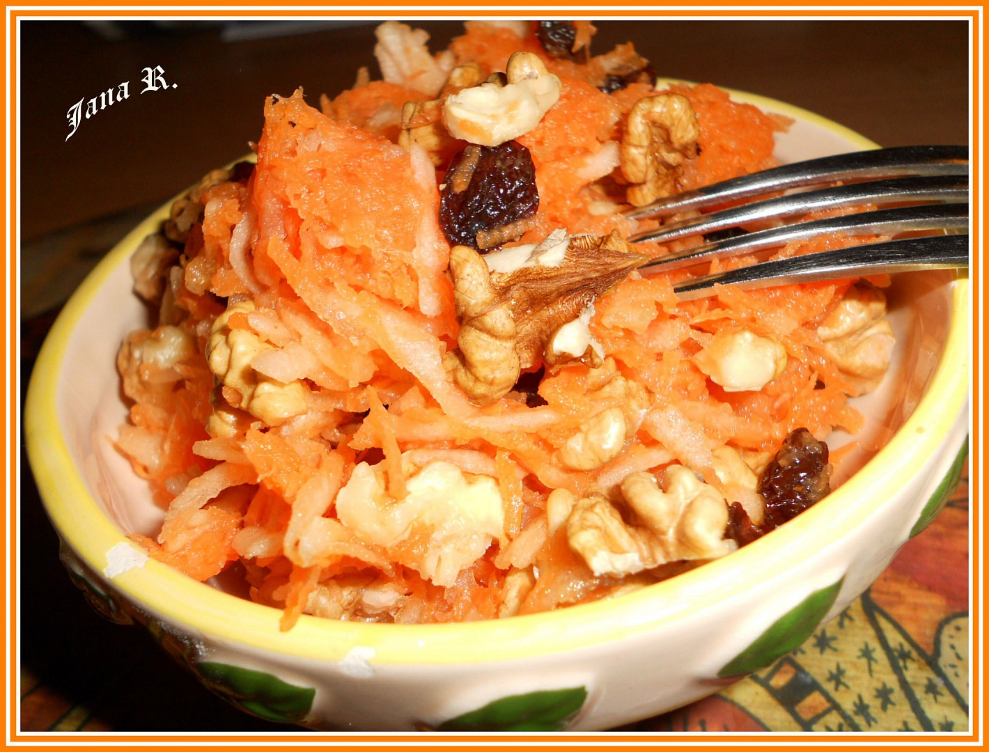 Zdravá snídaně z jablka, mrkve, ořechů a medu