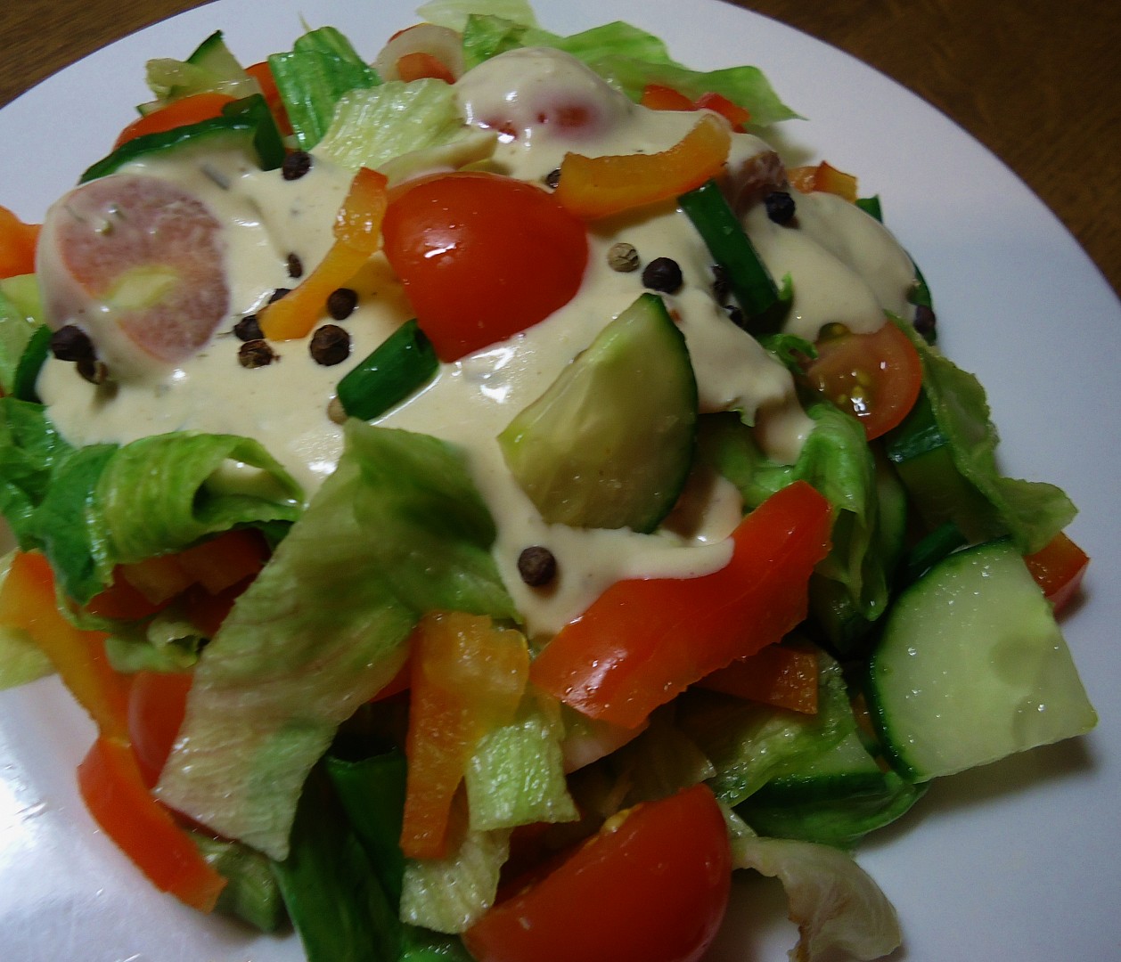 Zdravý a dobrý salát s dipem