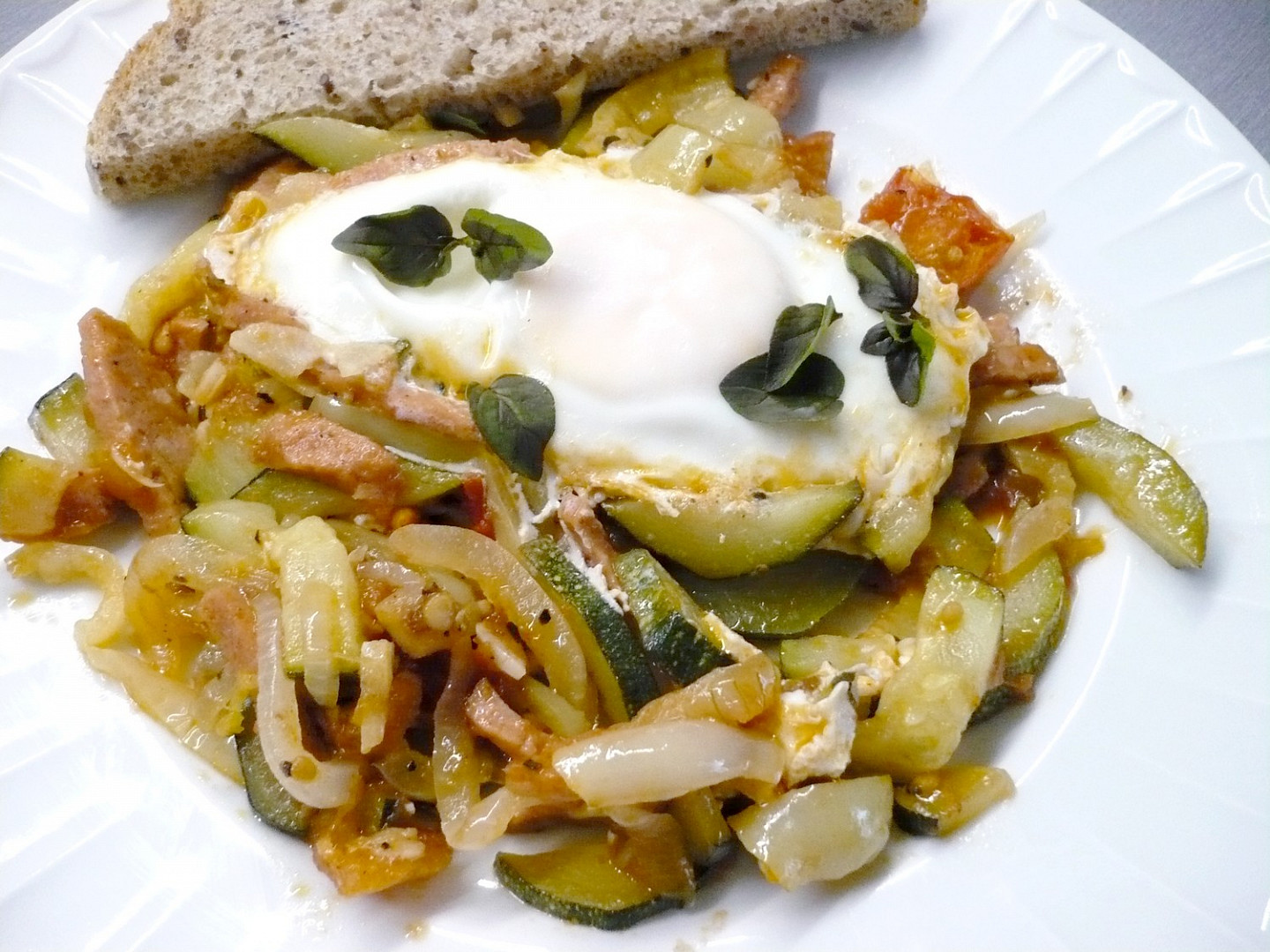 Zelenina s vejcem z jedné pánve