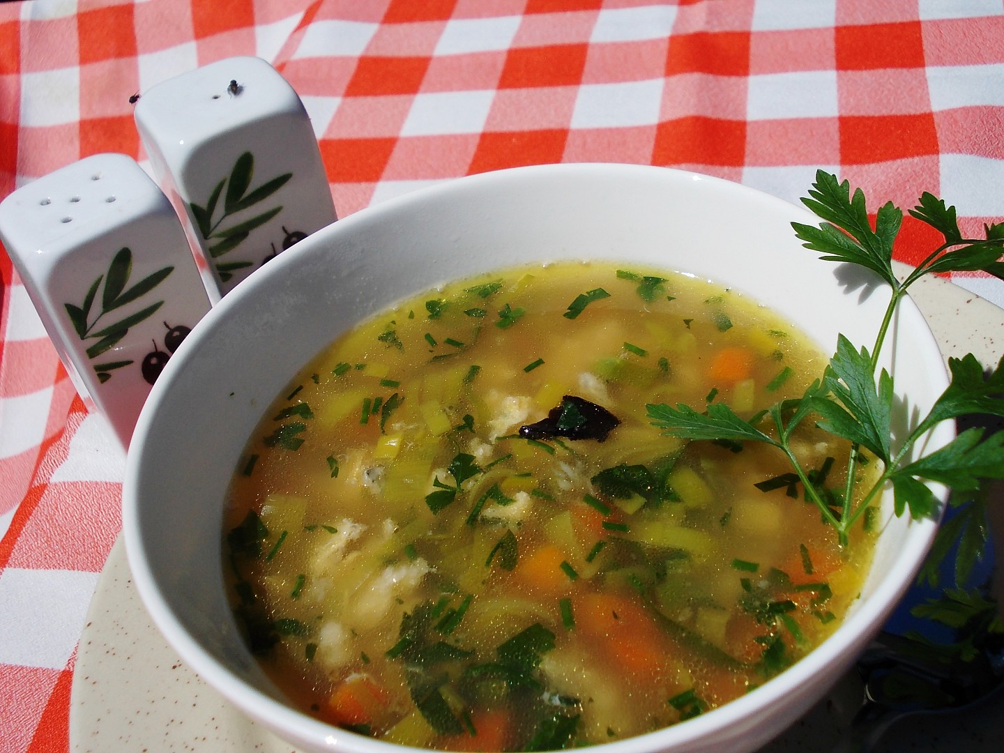 Zeleninová polévka s bylinkovou vaječnou jíškou