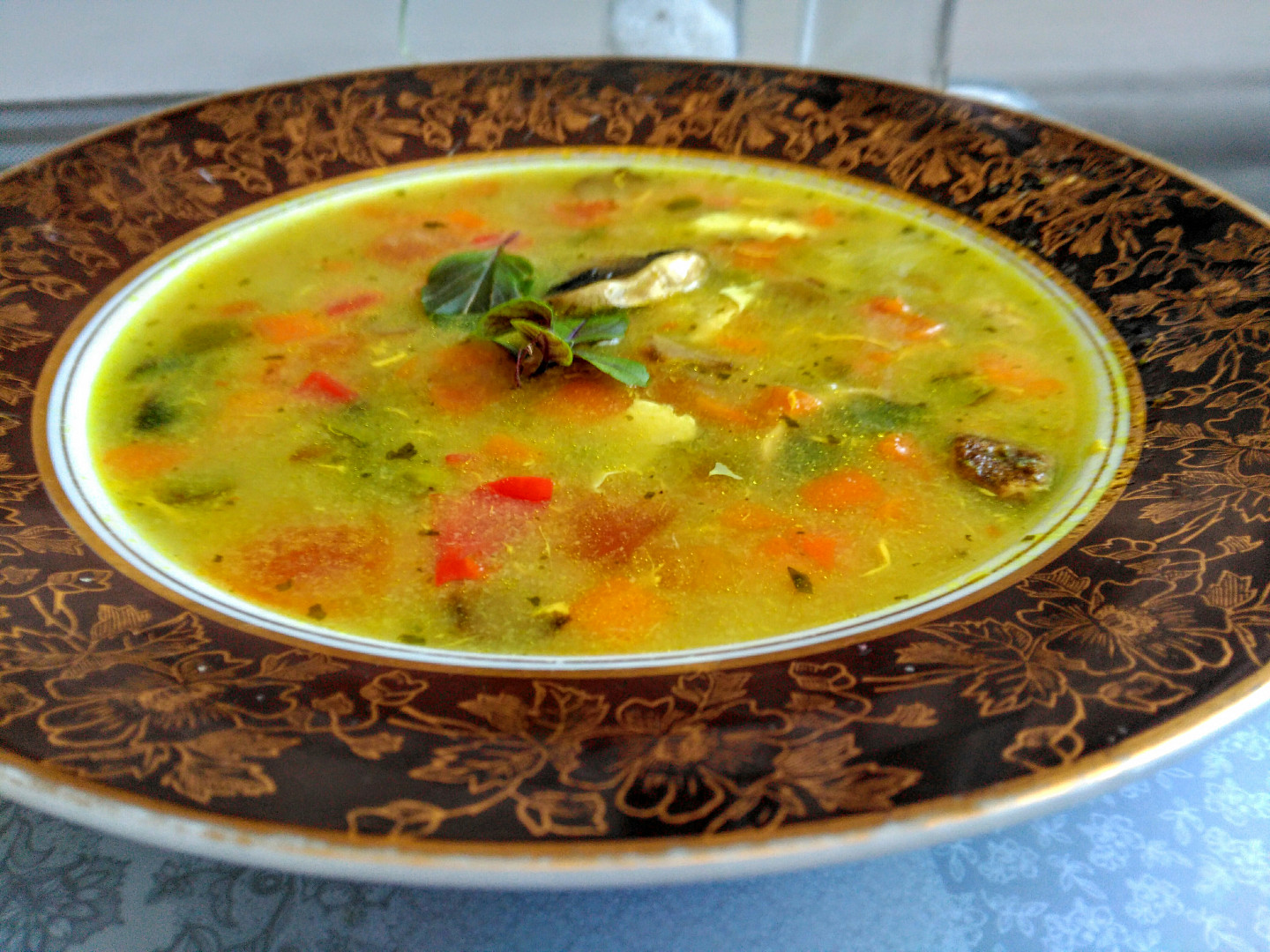 Zeleninová polévka se žampiony, zahuštěná hraškou