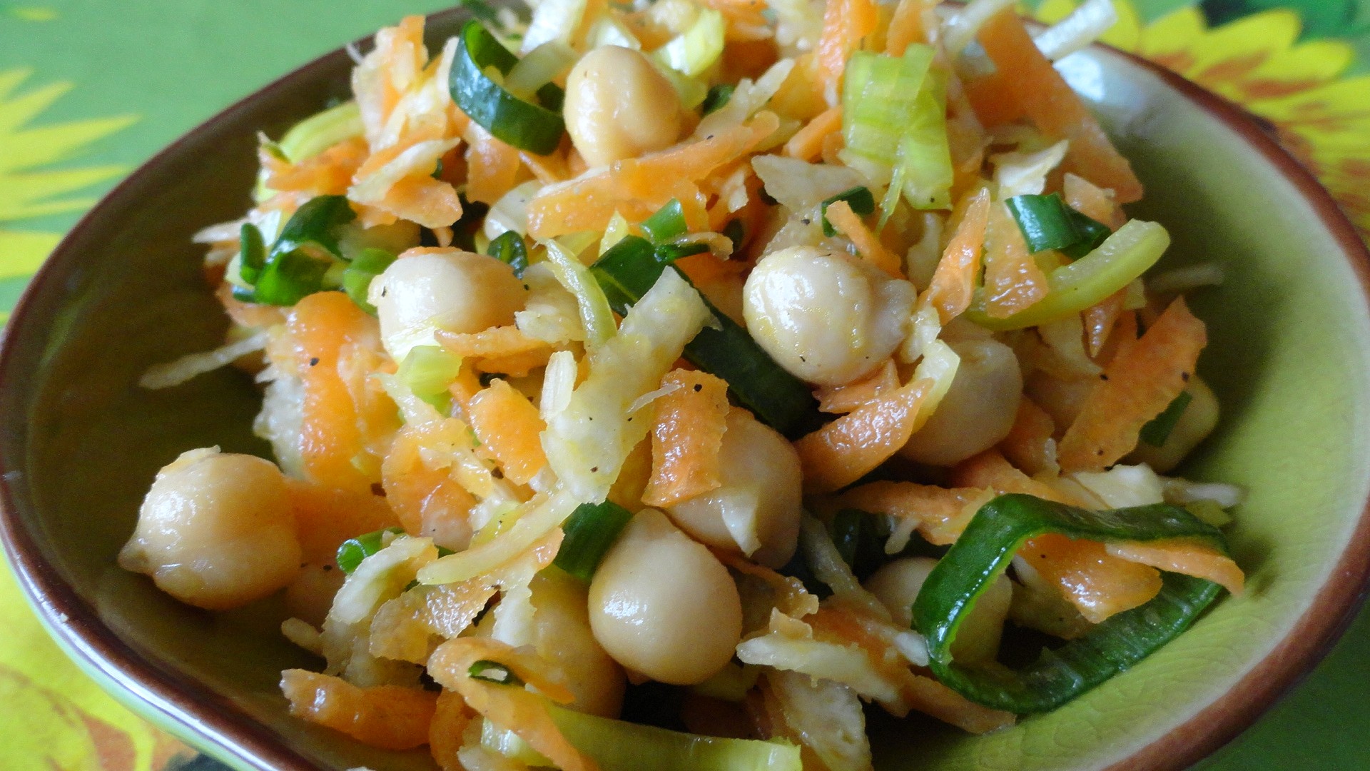 Zeleninovo cizrnový salát_5ff8c8bb819bf.jpeg