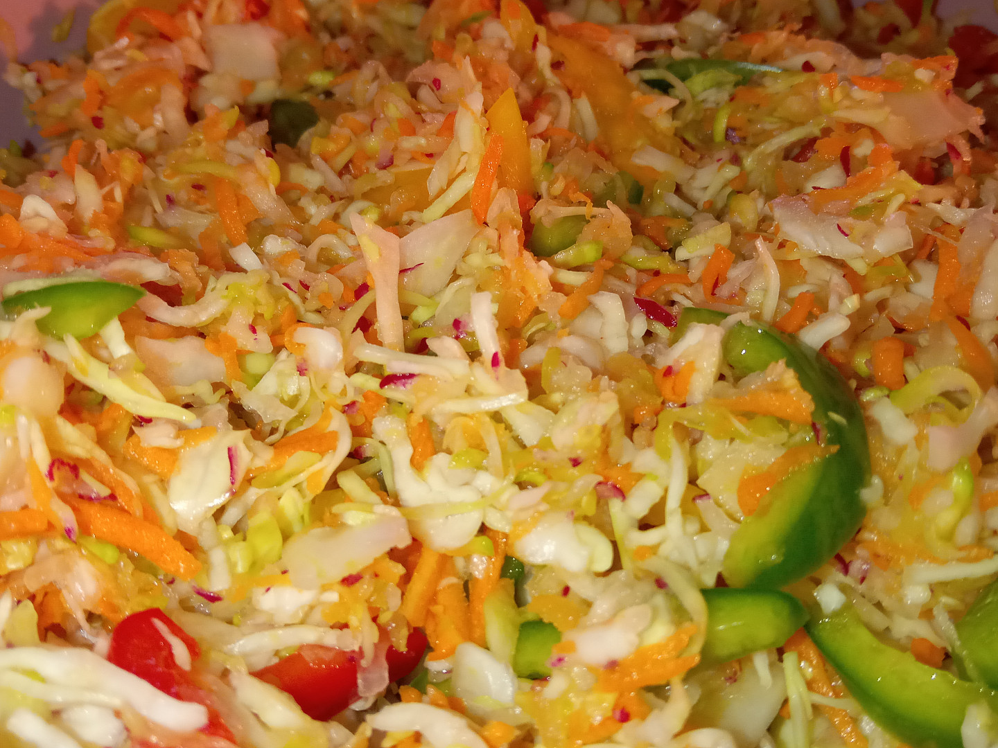 Zeleninový salát se zelím a ředkvičkami
