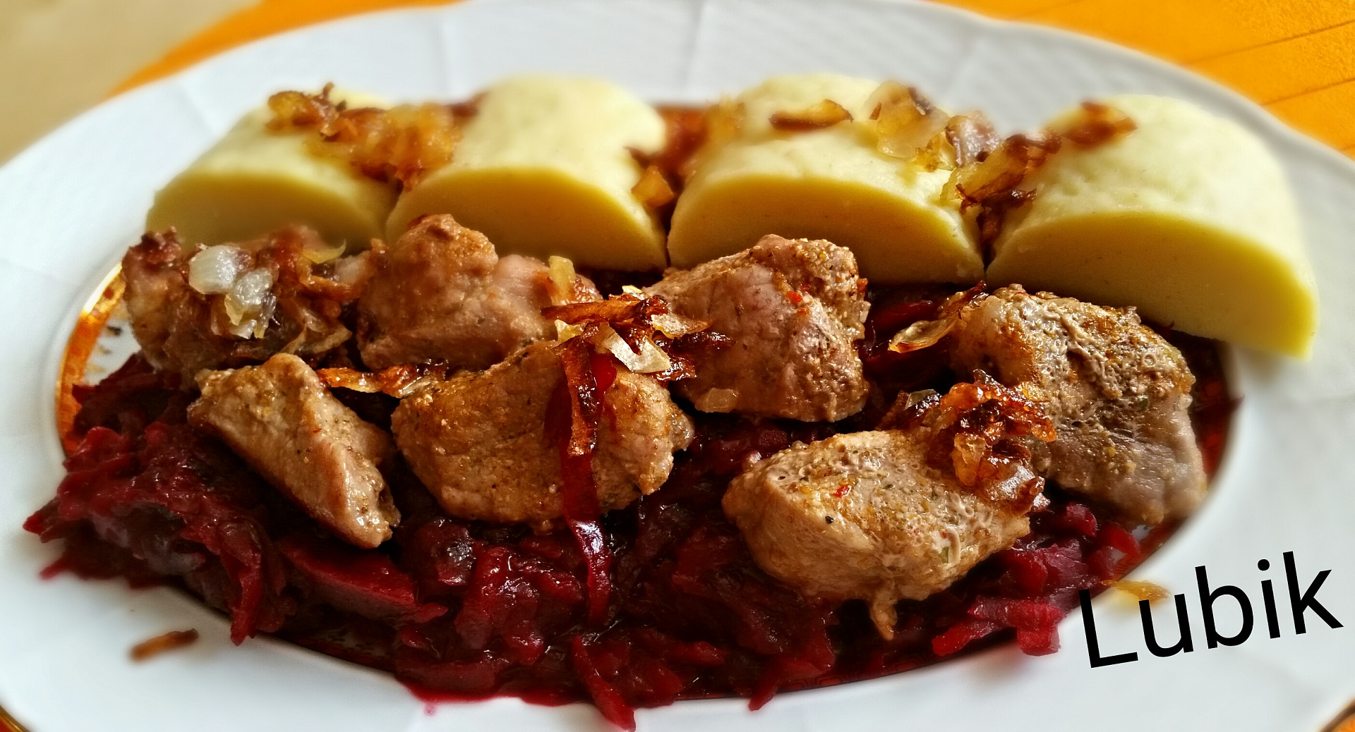 Zelí z červené řepy, bramborový knedlík a masové kostky_5ff78dbc7153a.jpeg