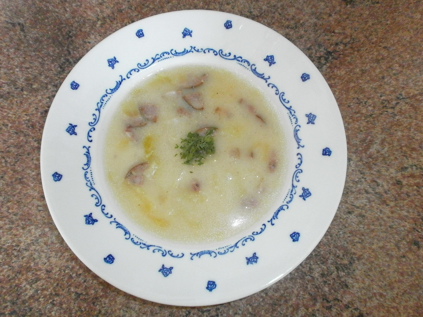 Zelná polévka se salámem