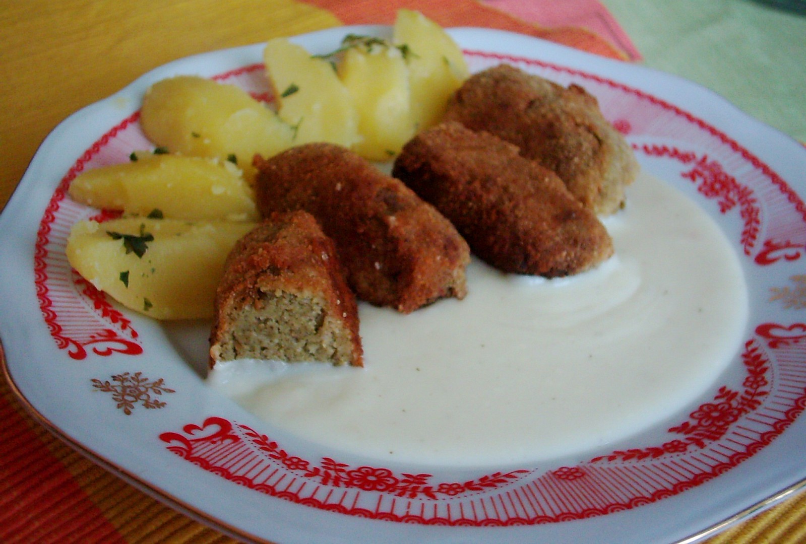 Zelné krokety se sýrovou omáčkou