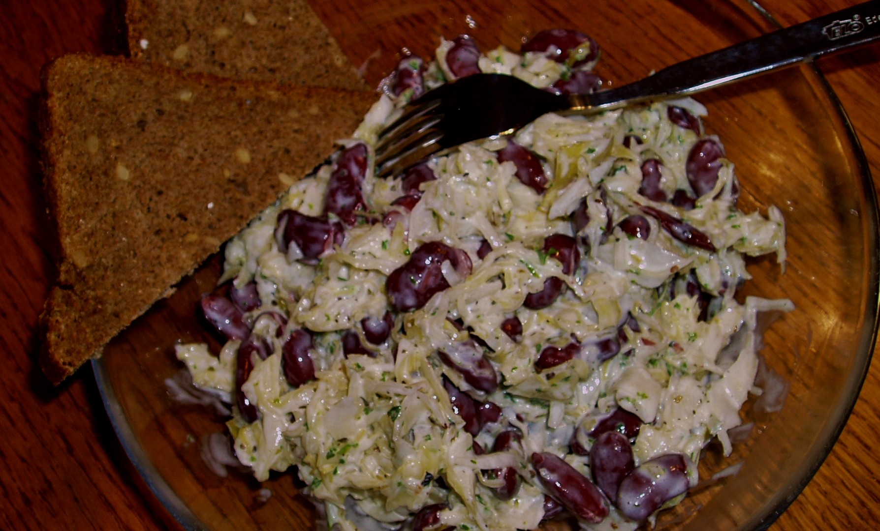 Zelný salát s červenými fazolemi