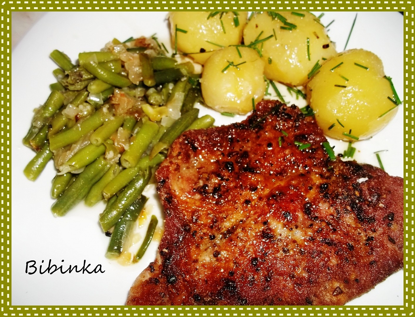 Zlatý krkovičkový steak s fazolkami